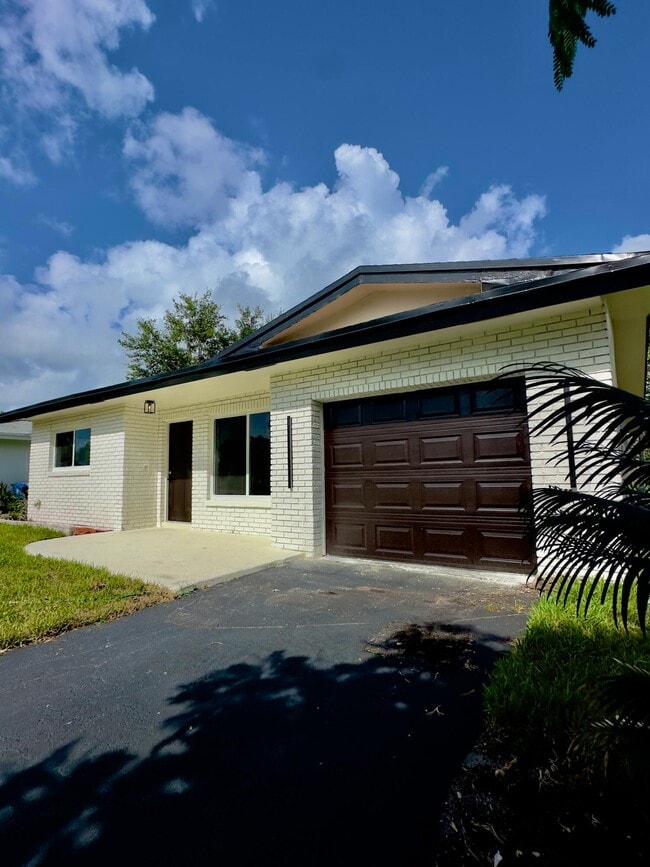 Building Photo - 6811 NW 32nd Ave