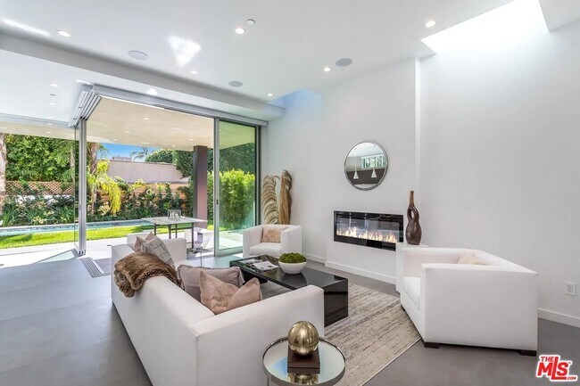 Foto del edificio - 8932 Dorrington Ave