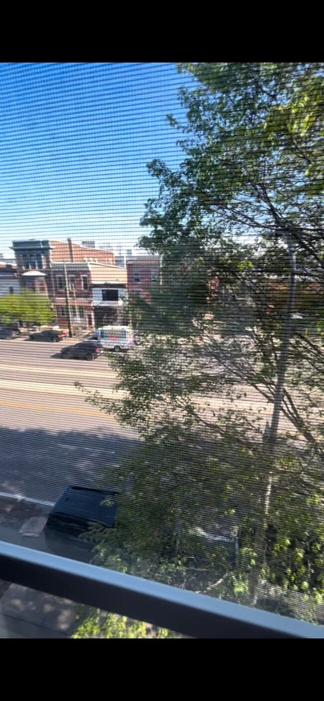 Foto del edificio - 437 E Girard Ave