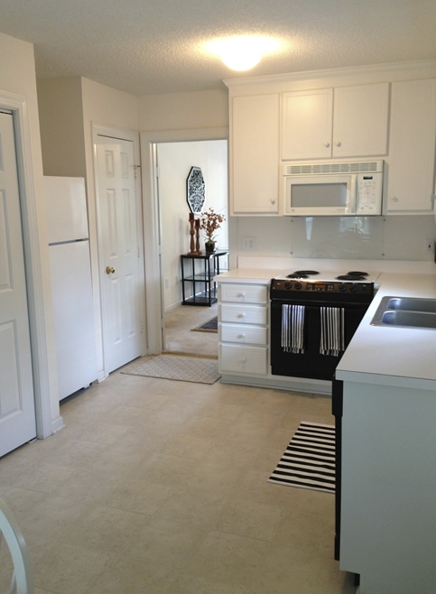 Kitchen - Candlewood Apartments