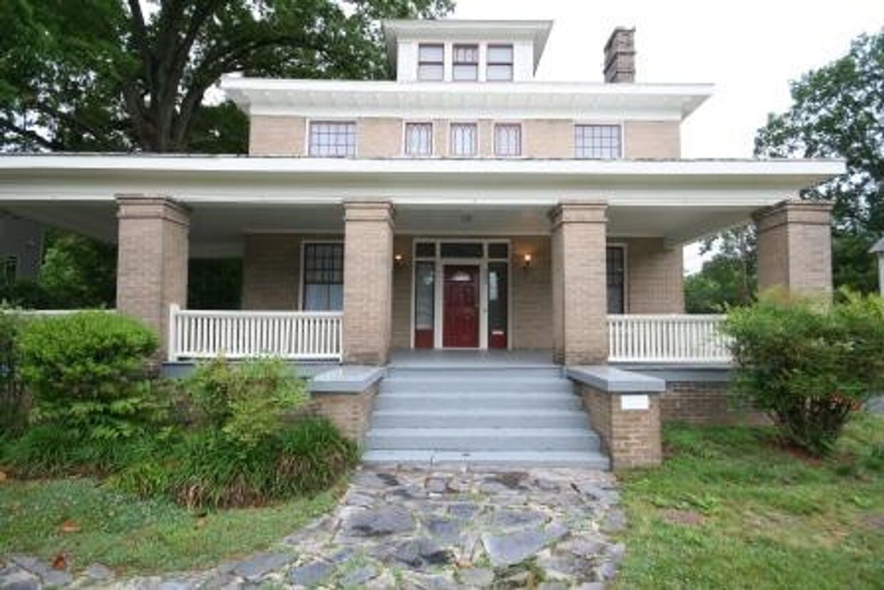 Foto principal - Gorgeous Historic Home / 3 Spacious Floors...