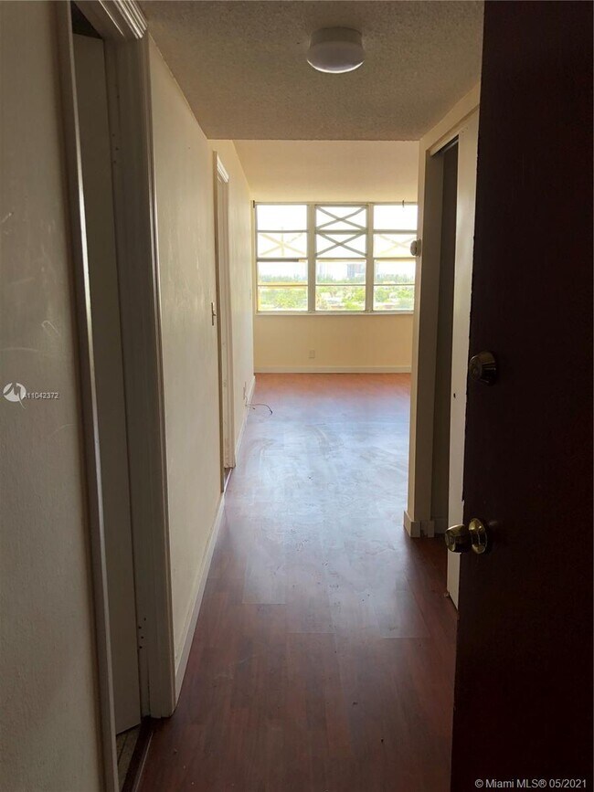 Foto del edificio - 2025 NE 164th St