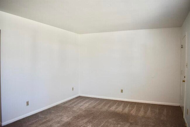 Building Photo - 112 Howard Dr