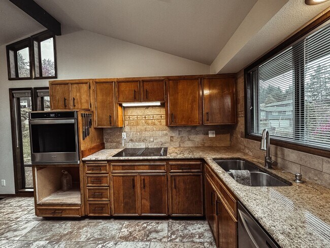 Building Photo - Eleborate 4 Bedroom 3 Bathroom Retreat in ...