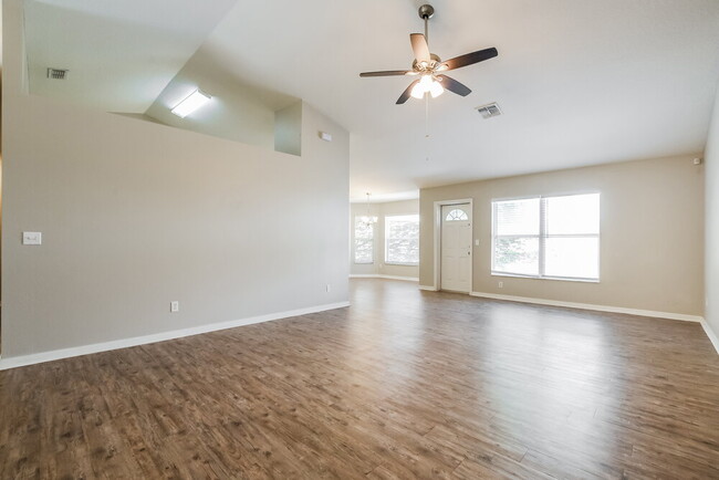 Foto del edificio - 471 Shady Creek Ln