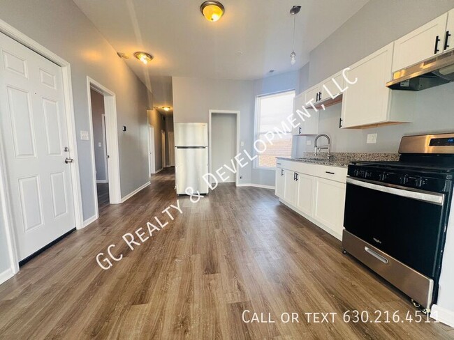 Building Photo - *** 3RD FLOOR UNIT / PET FRIENDLY / APPL I...