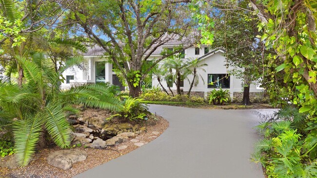 Foto del edificio - 18425 Long Lake Dr