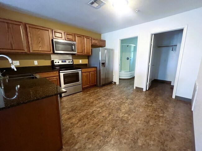 Foto del edificio - 704 W 6th St