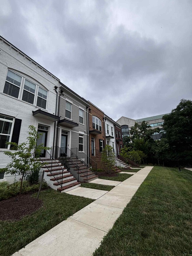 Building Photo - 468 Altezza Dr NE