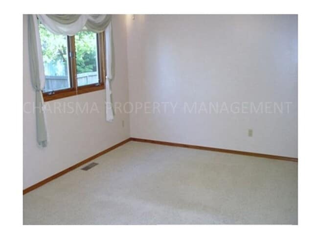 Foto del edificio - 4 BEDROOM, 2 BATH HOME IN EAST SIOUX FALLS! DOUBLE ATTACHED GARAGE! FENCED IN BACKYARD!