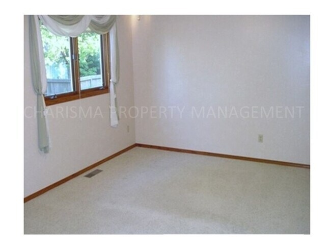 Building Photo - 4 BEDROOM, 2 BATH HOME IN EAST SIOUX FALLS...