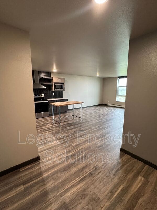 Building Photo - 220 E Greenfield Ln