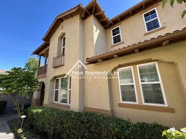 Foto del edificio - Beautiful 4bd/2.5ba Folsom Home with 2 Car Garage!