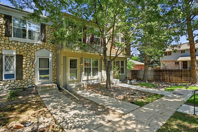 Building Photo - $2,470.95, 2 Bed, 2.5 bath Townhome in Centennial with in unit Laundry!