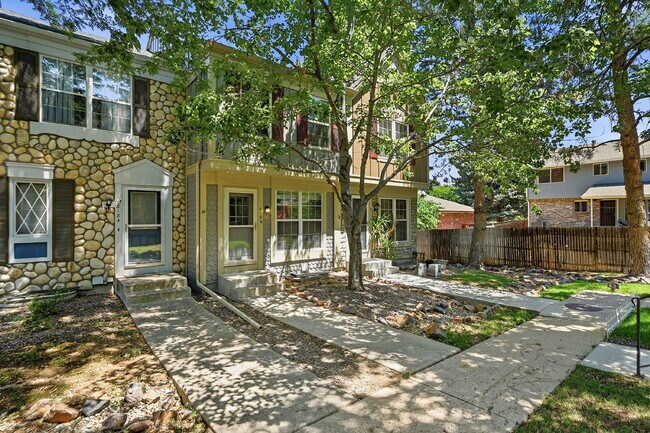 Foto del edificio - $2,470.95, 2 Bed, 2.5 bath Townhome in Centennial with in unit Laundry!