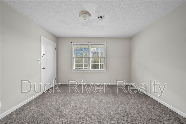 Building Photo - 525 Woods Dr