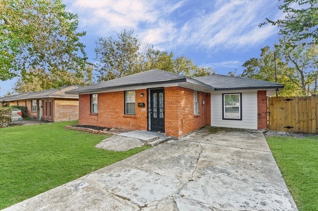 Building Photo - 3034 Akard St