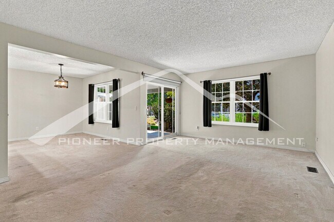 Building Photo - Stunning Townhouse with Washer/Dryer and Central AC