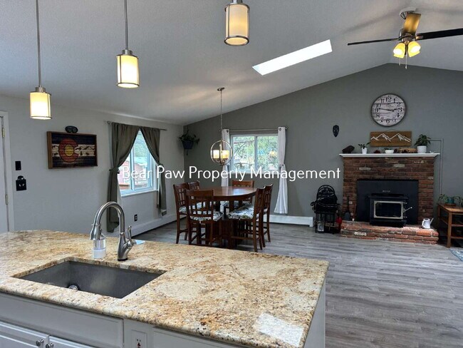 Foto del edificio - "Charming 3-Bedroom Retreat in Scenic Evergreen!