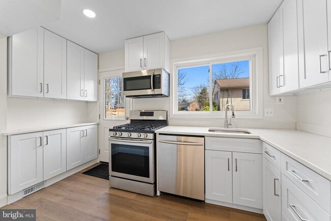 Foto del edificio - 7407 Kelvin Pl