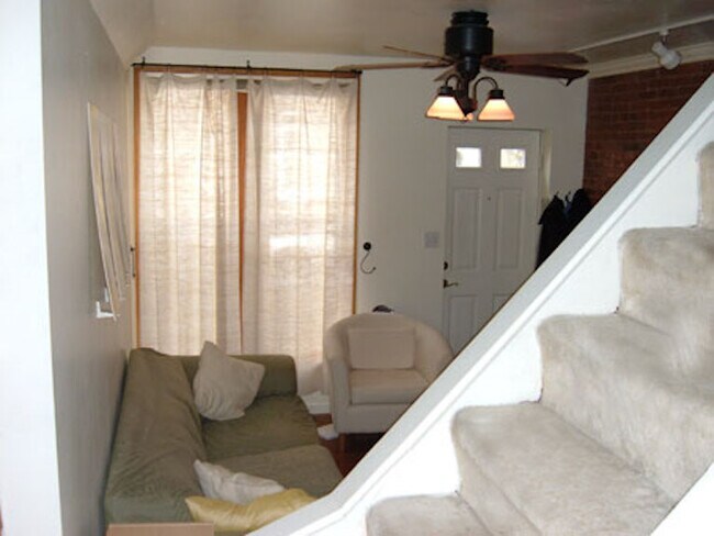 Sala de estar - 813 S Rose St