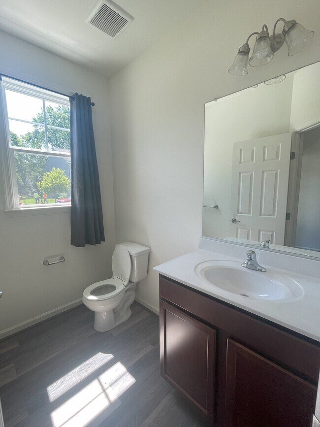 Foto del edificio - 221 Thompson Ave