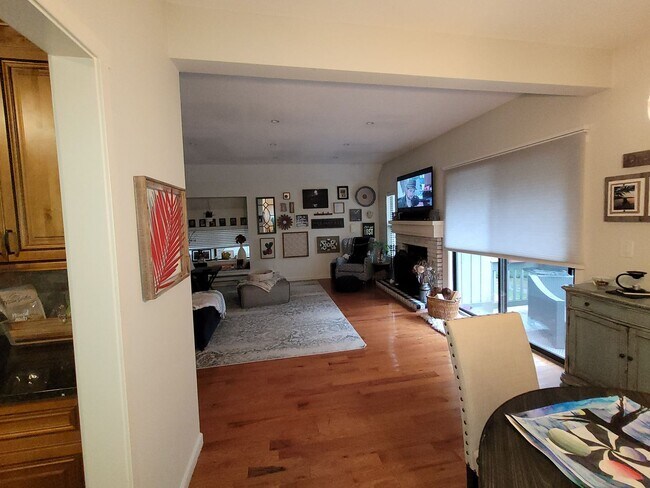 Foto del edificio - Lovely End Unit Located in Highly Sought A...