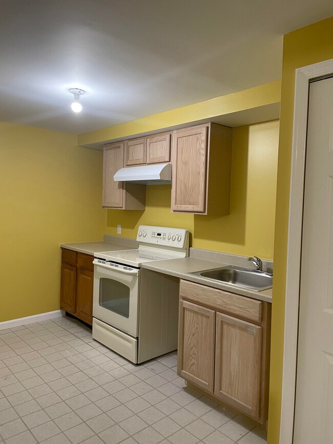 Kitchen - 10507 Lake Arbor Way