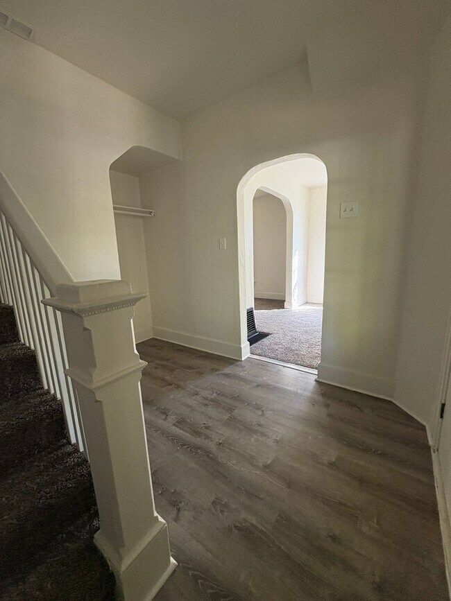 Foto del edificio - Charming 4-Bed, 2-Bath Home on Corner Lot ...