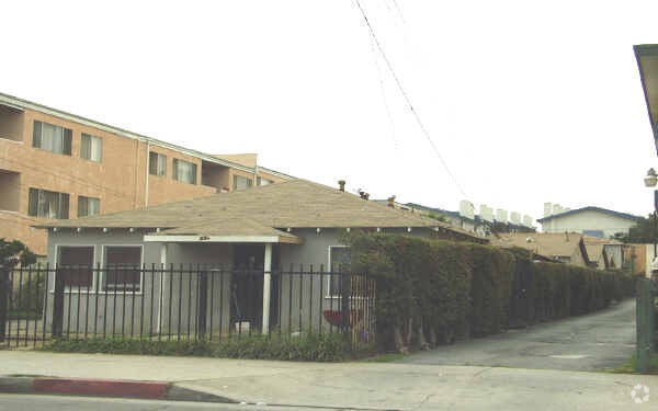 Building Photo - 533 W Hyde Park Blvd