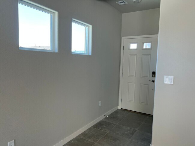 Building Photo - Newer 4 bedroom + Loft SMART home near Ali...