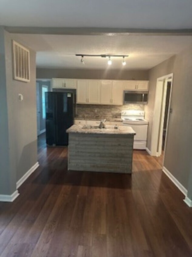 Foto principal - Beautiful 4 Bedroom 2 Bath in Heart of Kan...