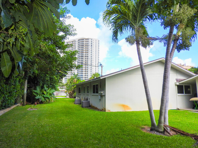Building Photo - 1232 Cabana Rd