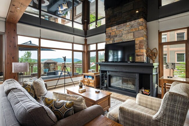 Building Photo - 170 Chem. au Pied de la Montagne