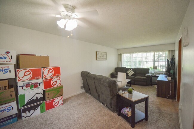 Building Photo - Pristine apartment on incredible park-like...
