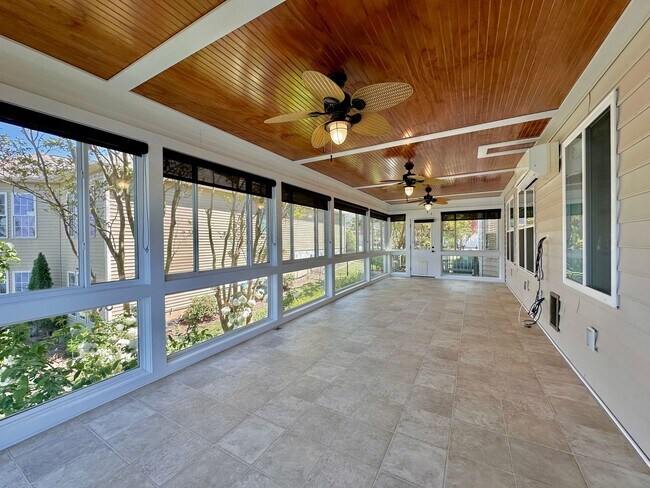 Building Photo - Beautiful Lakefront View!