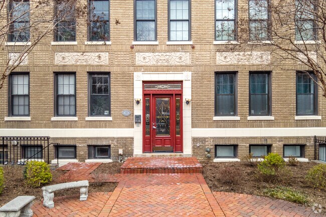 Entrada - 1361 Irving St NW