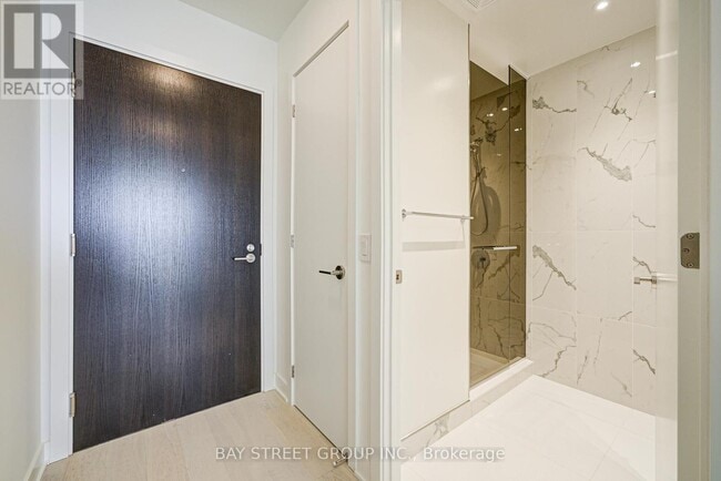 Photo du bâtiment - 11-5411 Yorkville Ave