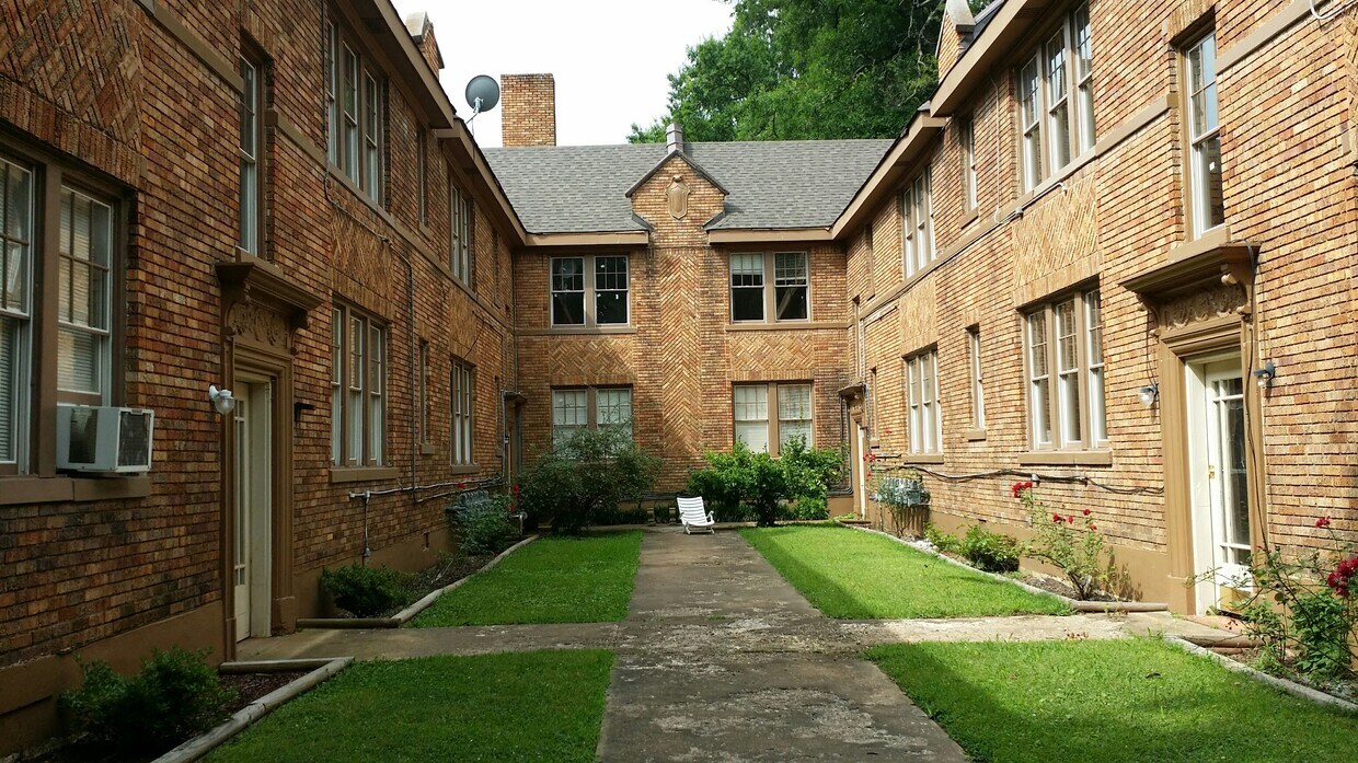 Courtyard view - 1935 Lamar Ave