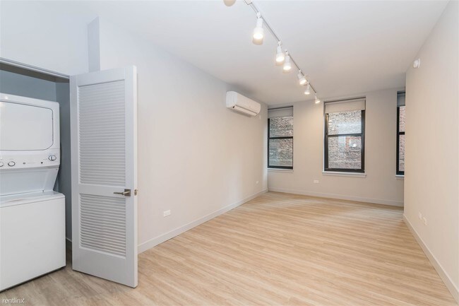 Building Photo - 1 br, 1 bath  - 330 S Wells St 612