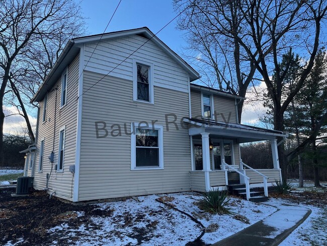 Building Photo - Beautiful Farm House