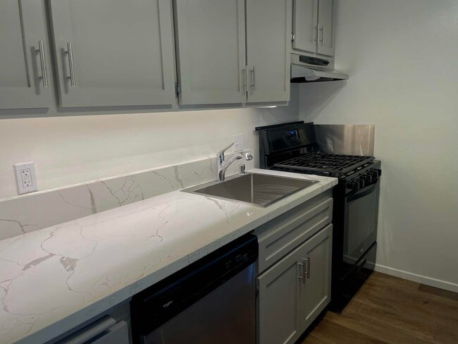 Kitchen - 2627 Highland Ave