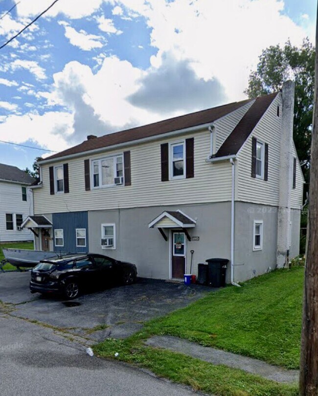 Building Photo - 122 Maple St