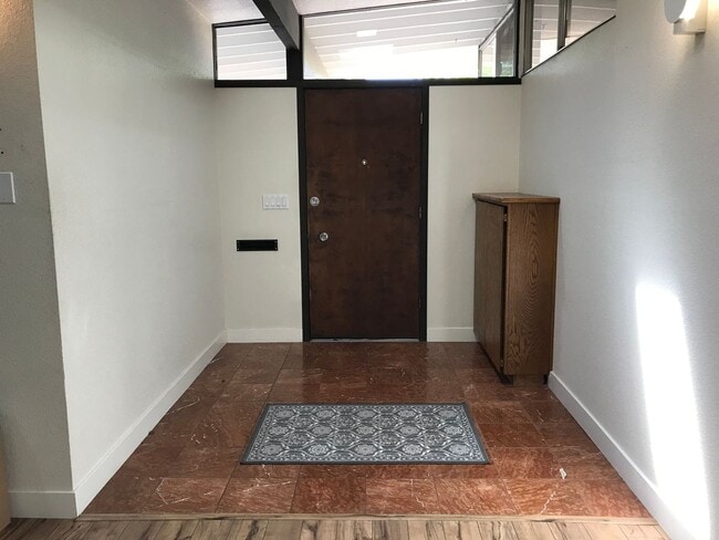Foto del edificio - Sprawling 7 bedroom home available for sum...