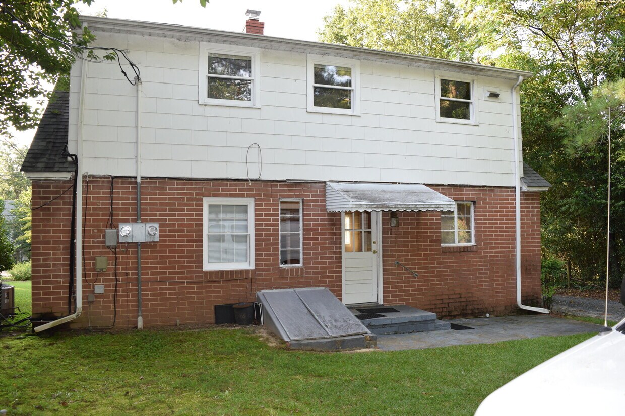 565 N May St Unit 1, Southern Pines, NC 28387 Apartment for Rent in