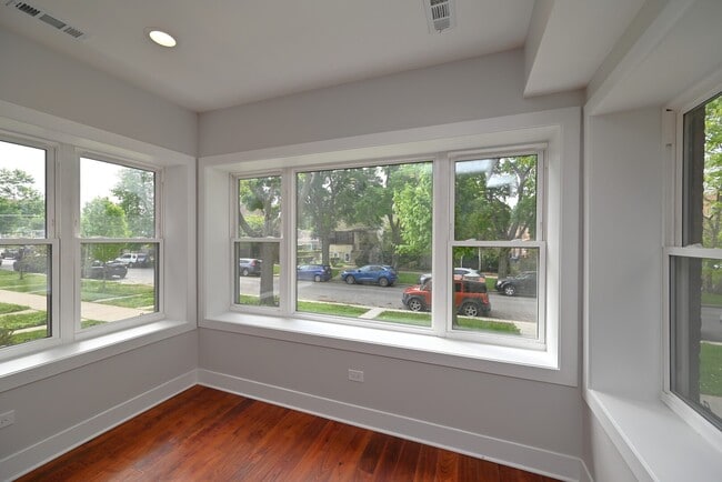Building Photo - 1630 W Thorndale Ave
