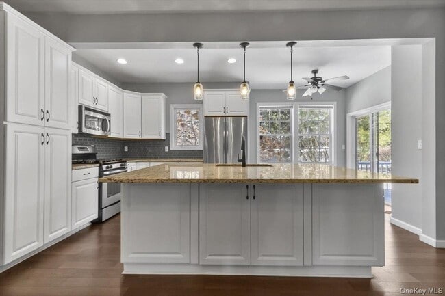 Building Photo - 135 N River Dr