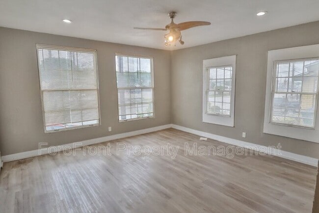 Building Photo - 2126 S Laredo St