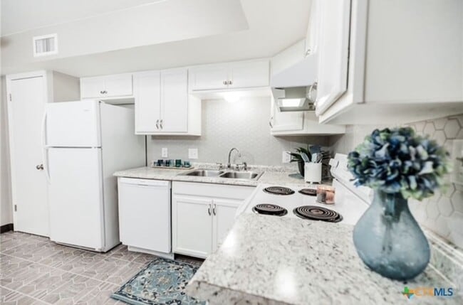 Building Photo - Updated townhome