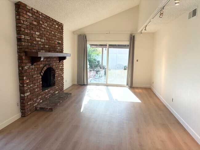 Foto del edificio - Welcome Home to a Desirable Whittier Community - Spacious 3-Bed, 2-Bath Townhome